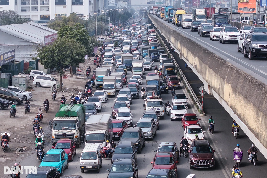 Ám ảnh tắc đường Hà Nội: Về quê lúc 1h, trèo cổng vào nhà vì bố mẹ ngủ say